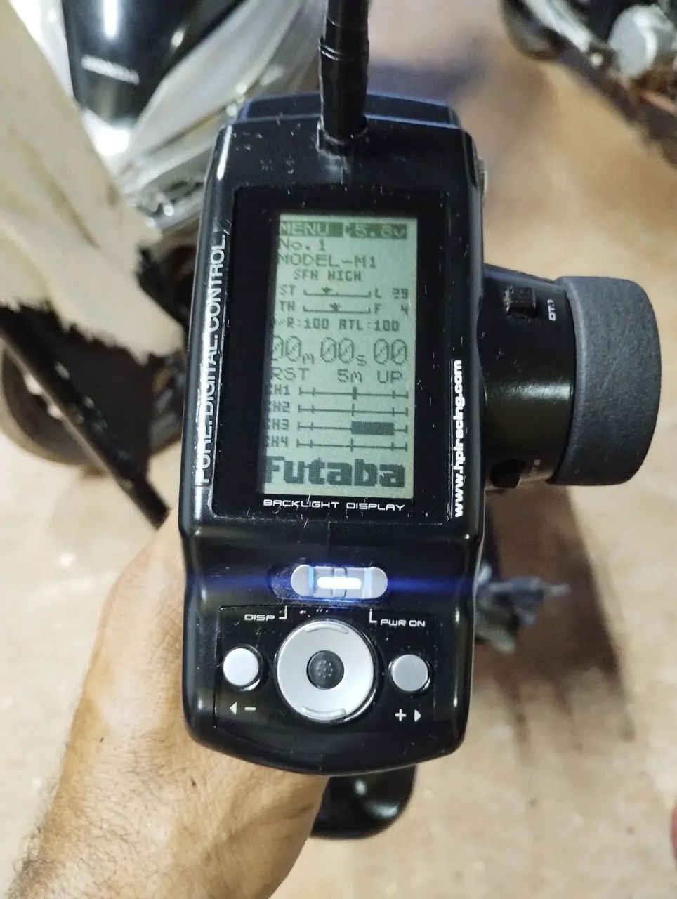 Rádio Futaba 4PL com receptor 