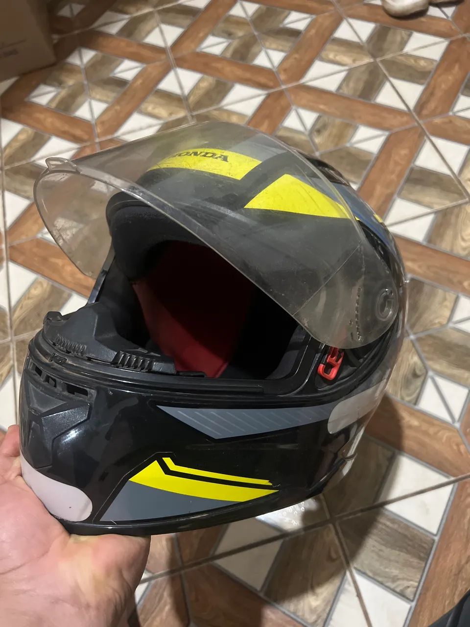 Capacete Honda HFS 2 preto e amarelo