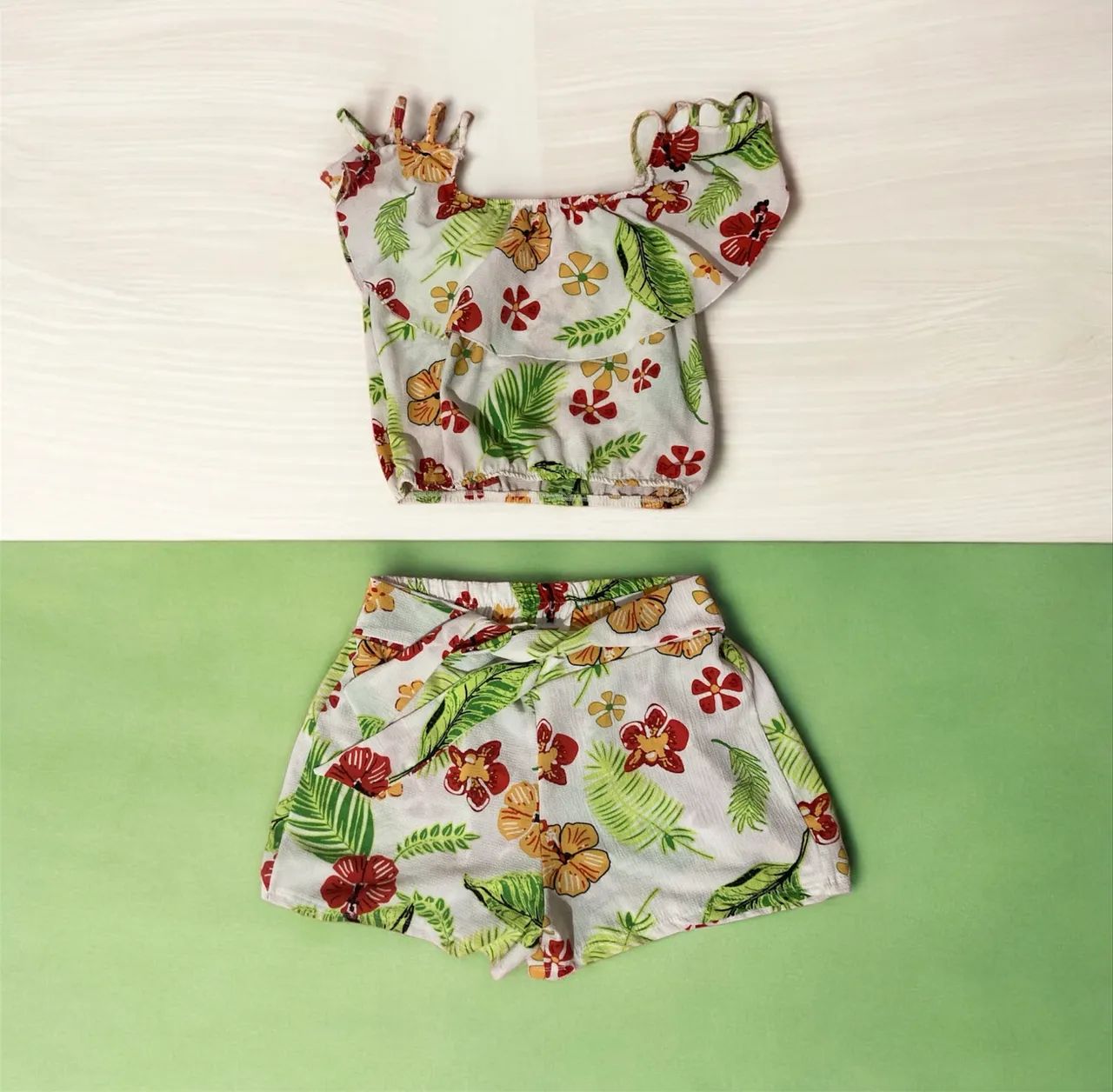 Conjunto Cropped e Short de Cintura Alta