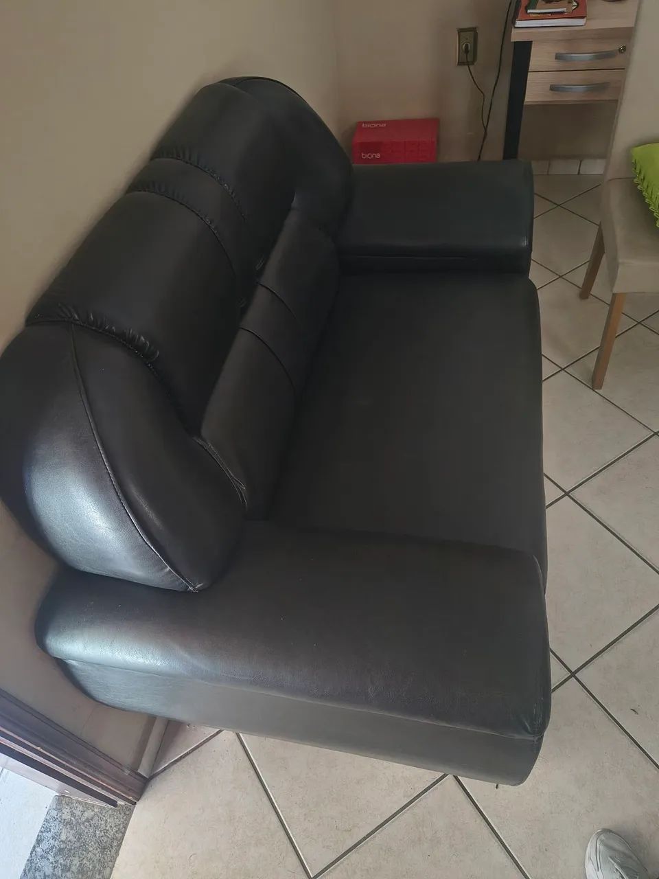 Sofá em Couro Preto  - Confortável e Conservado - Foto 3