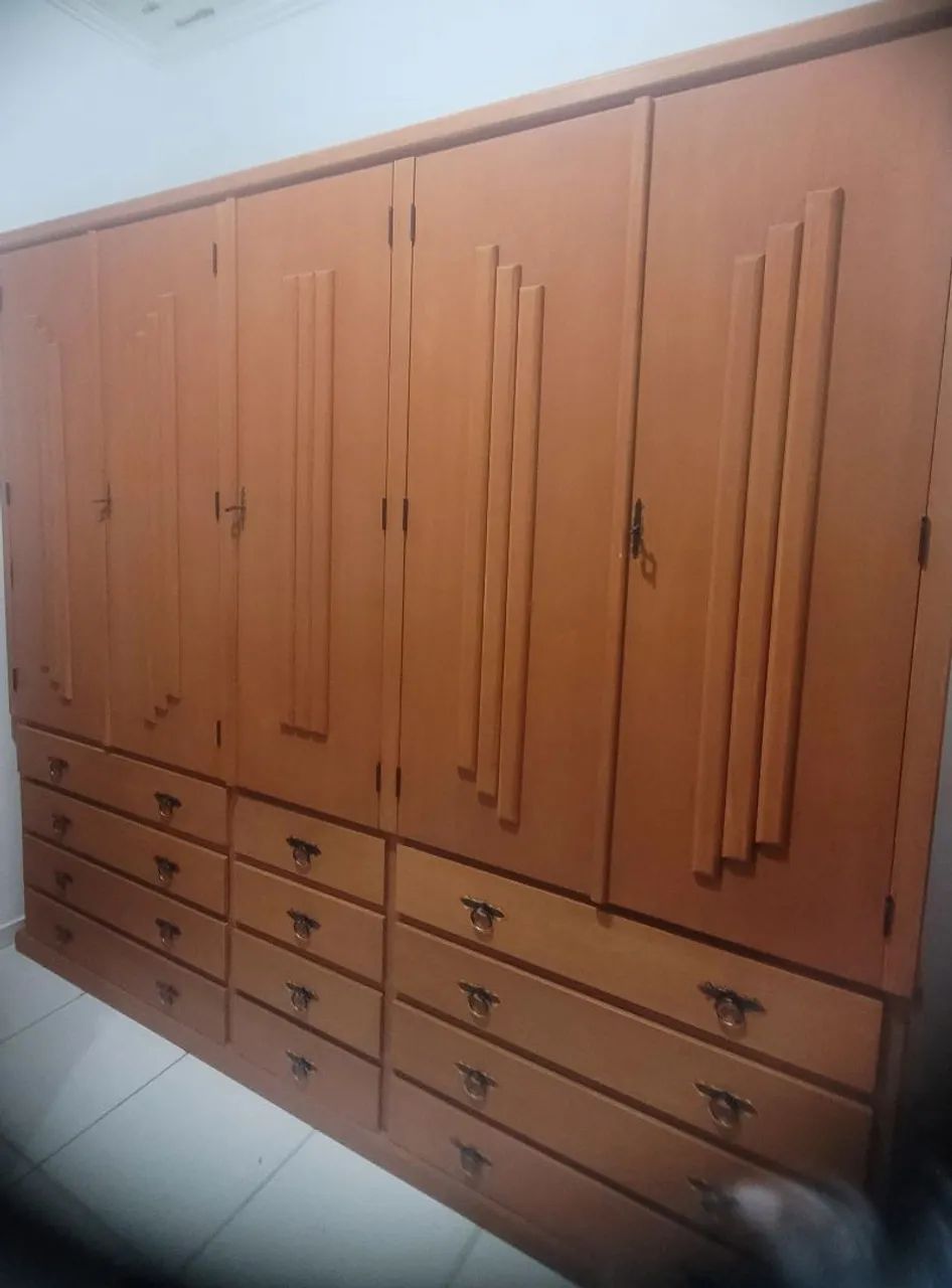 Guarda roupa de madeira 