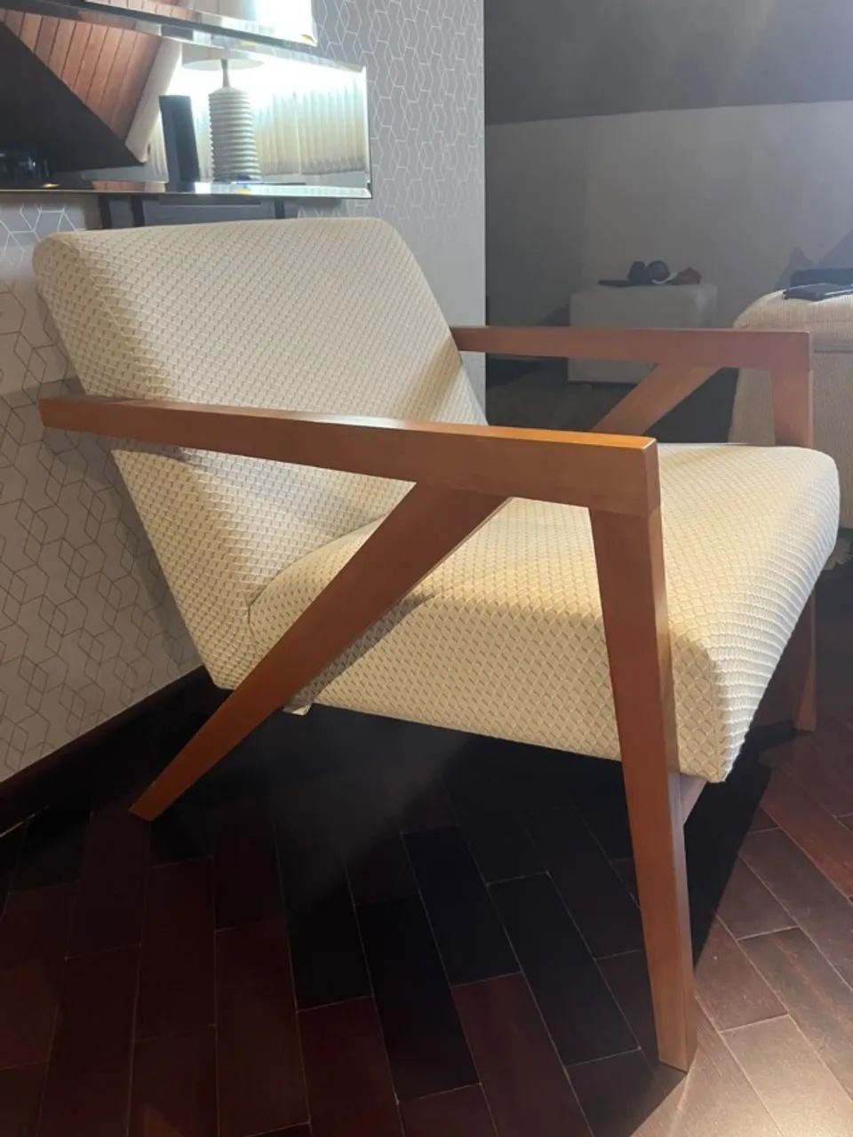  POLTRONA COM ESTRUTURA DE MADEIRA E ESTOFADO CLARO - Foto 4