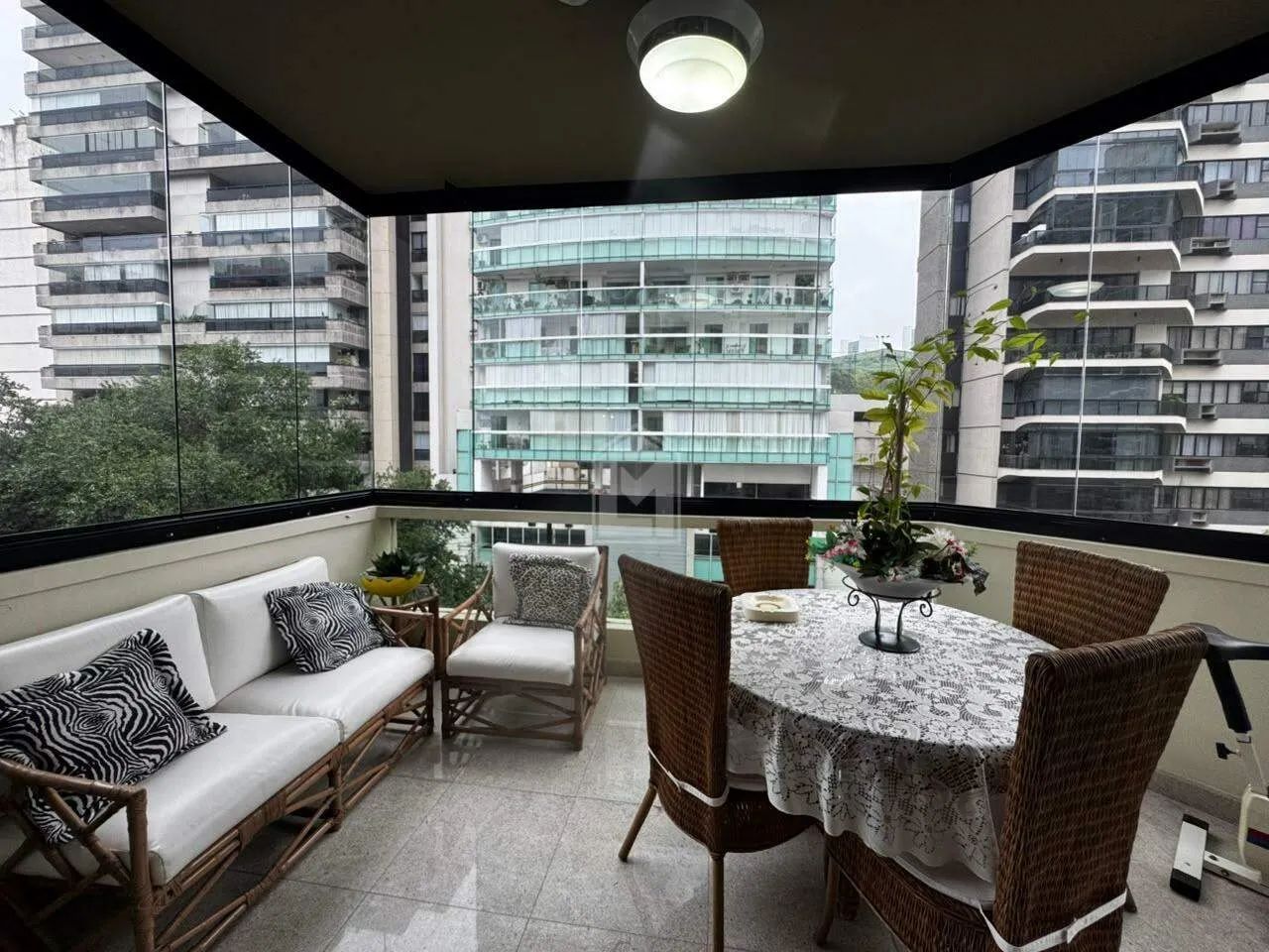 Apartamento 4 Quartos com 3 Suítes e 2 Vagas Soltas na Praia do Canto
