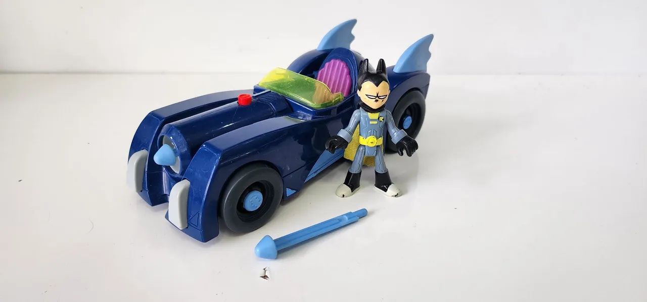 Carro Robin Jovens Titãs com personagem e acessorios.