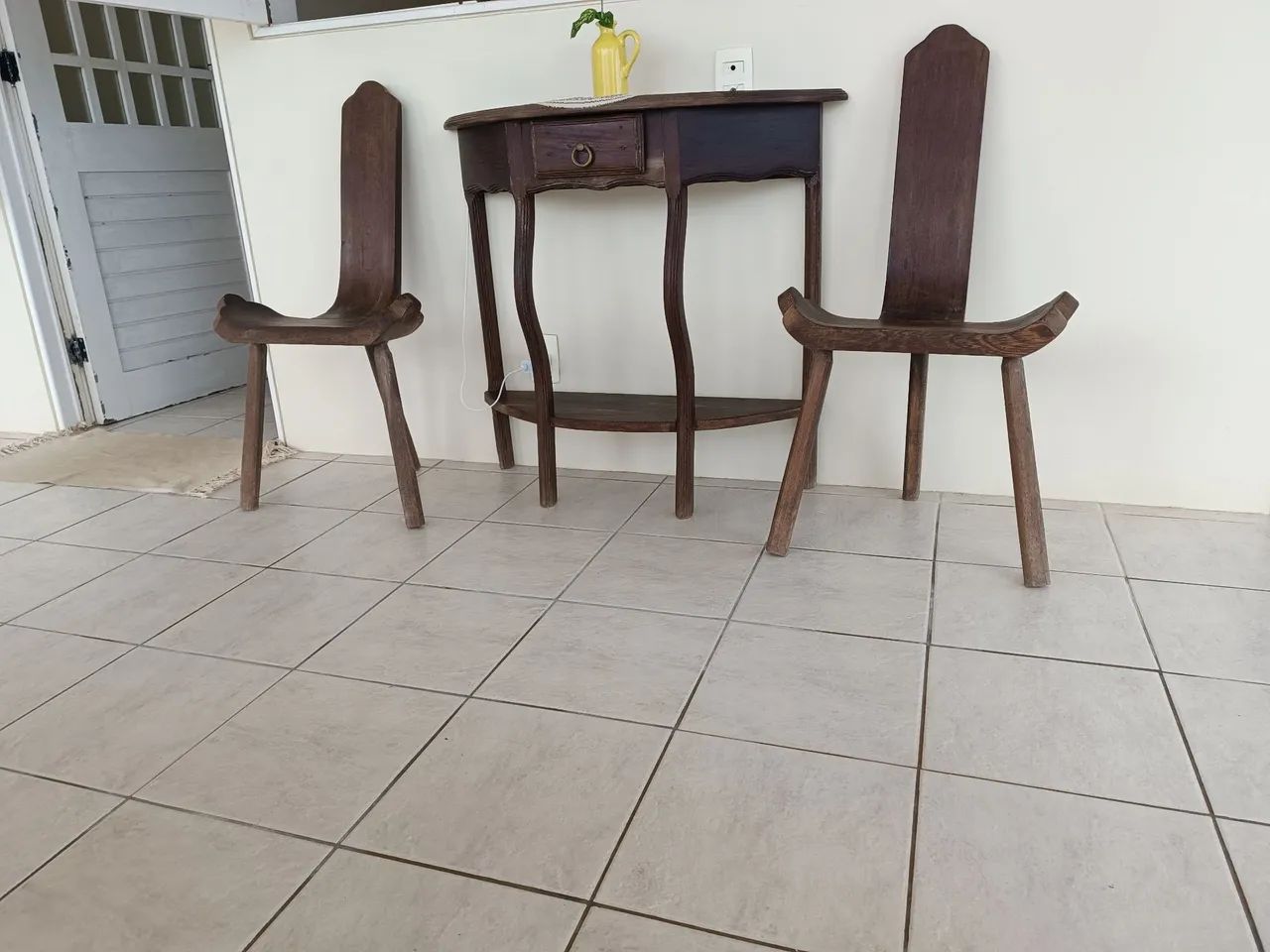 Aparador com cadeiras 