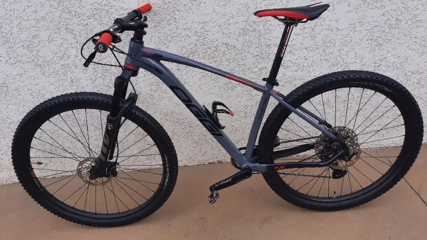Bike Oggi 7.3, Kit Sram GX, aro 29, bem conservada, tamanho 17, guidom carbono - Foto 4