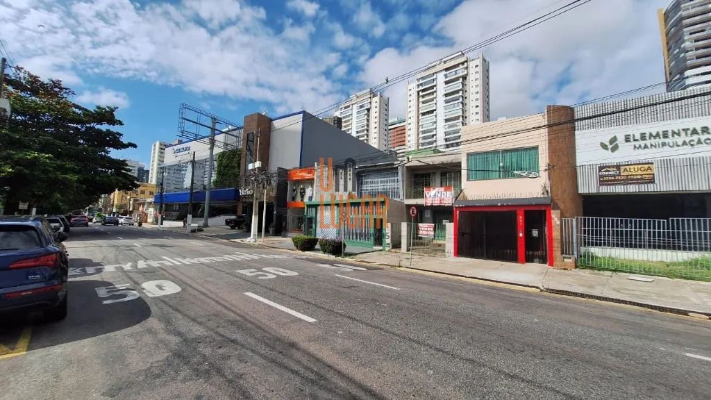 Um Lugar Imóveis Vende: Casa com ótimo espaço e boa localização na Alcindo Cacela entre Do