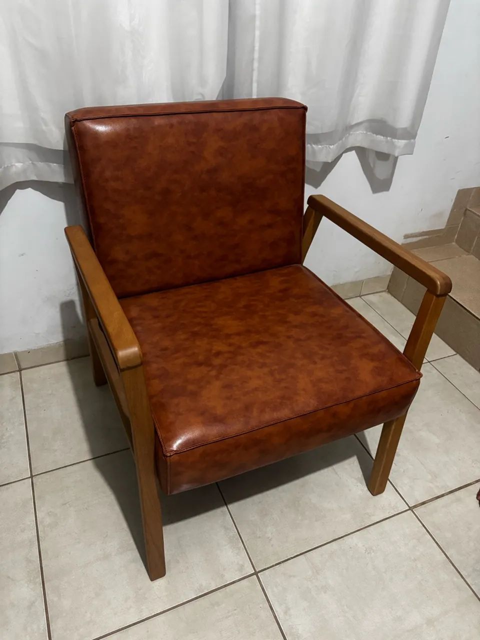 Poltrona Decorativa Retrô Caramelo com Braços de Madeira - Foto 2