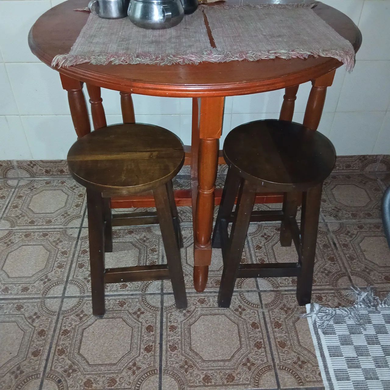 Mesa em Madeira - Dobrável Redonda e Retangular + Dois bancos em madeira - Foto 5