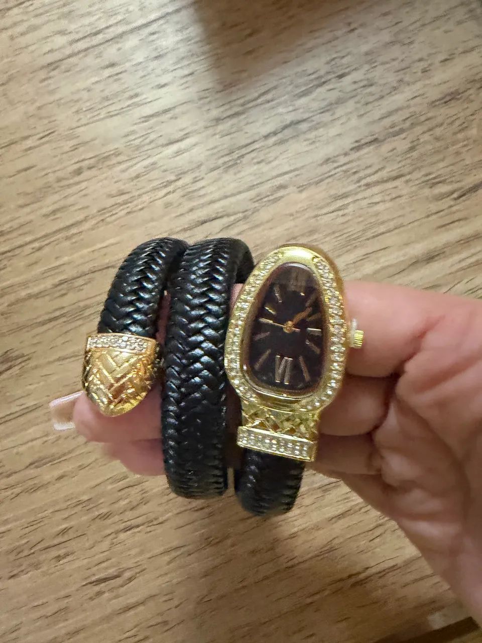 Relógio preto com dourado cobra