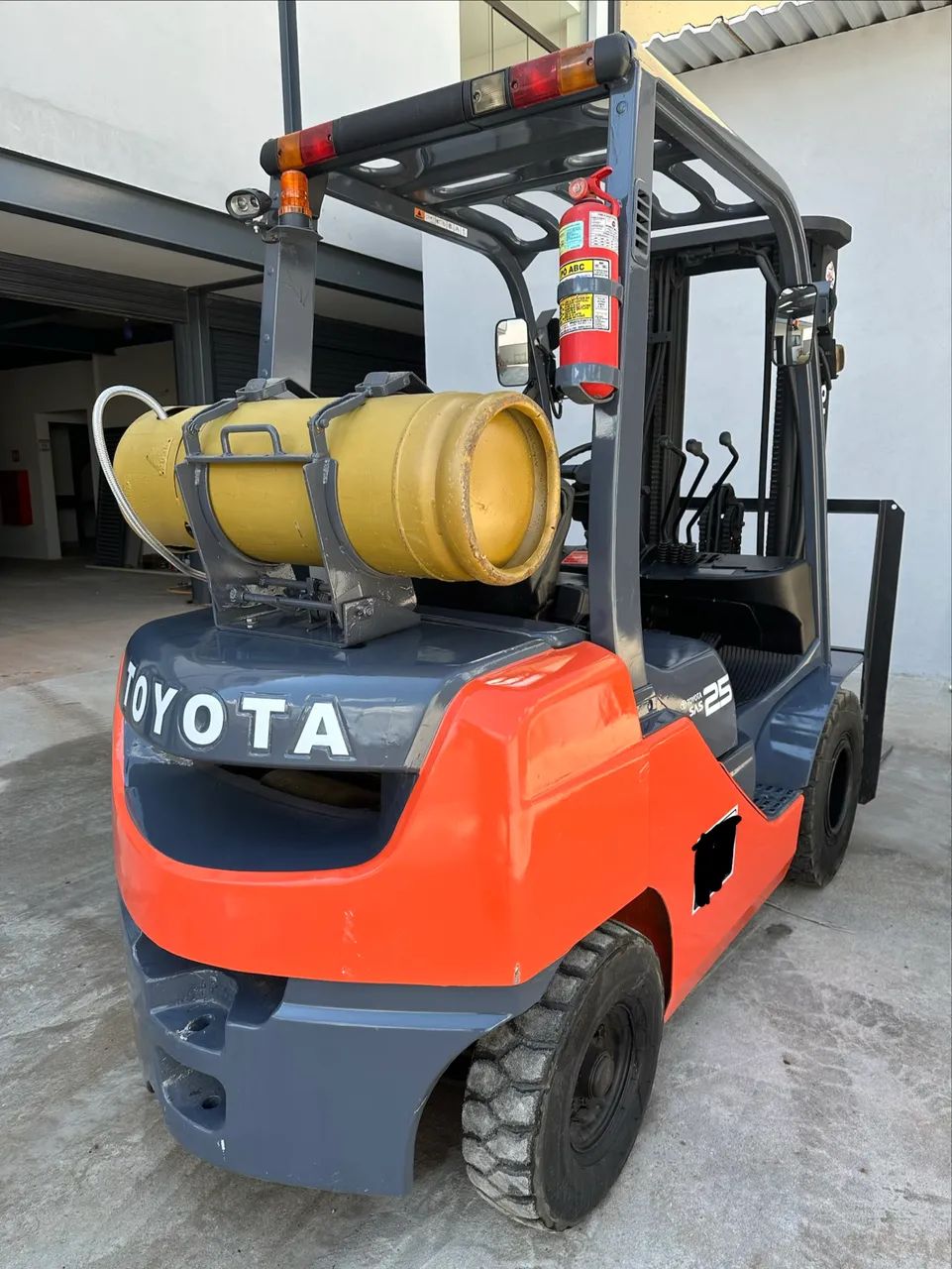 Empilhadeira Toyota 2.500kg Torre triplex 4,80mt - Foto 5