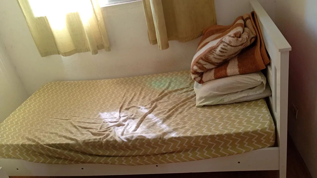 Cama solteiro com colchão 