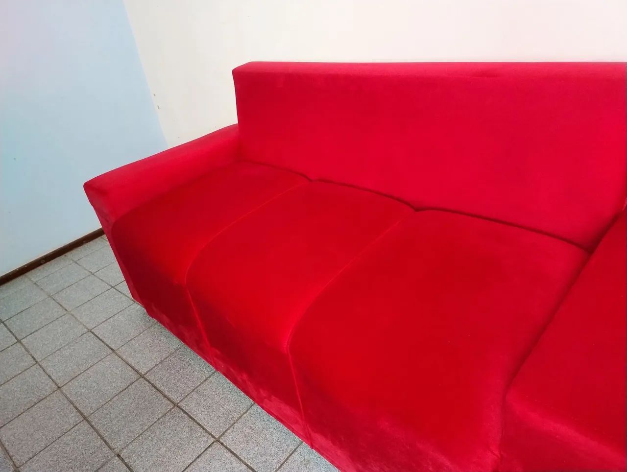 Sofá vermelho com almofadas - Foto 2