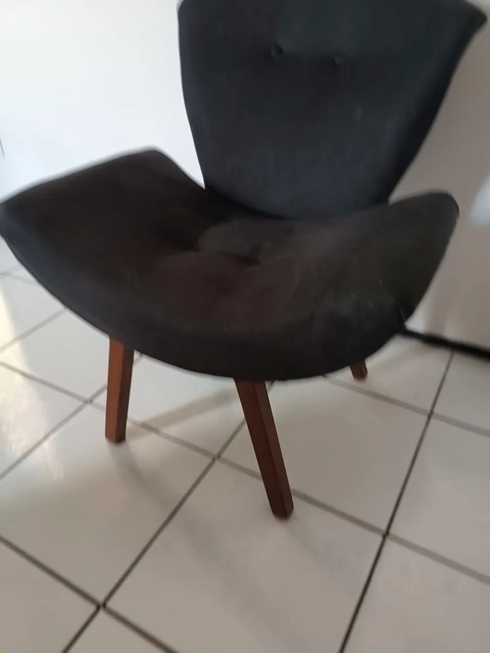 Vendo poltrona preta aveludado. - Foto 4