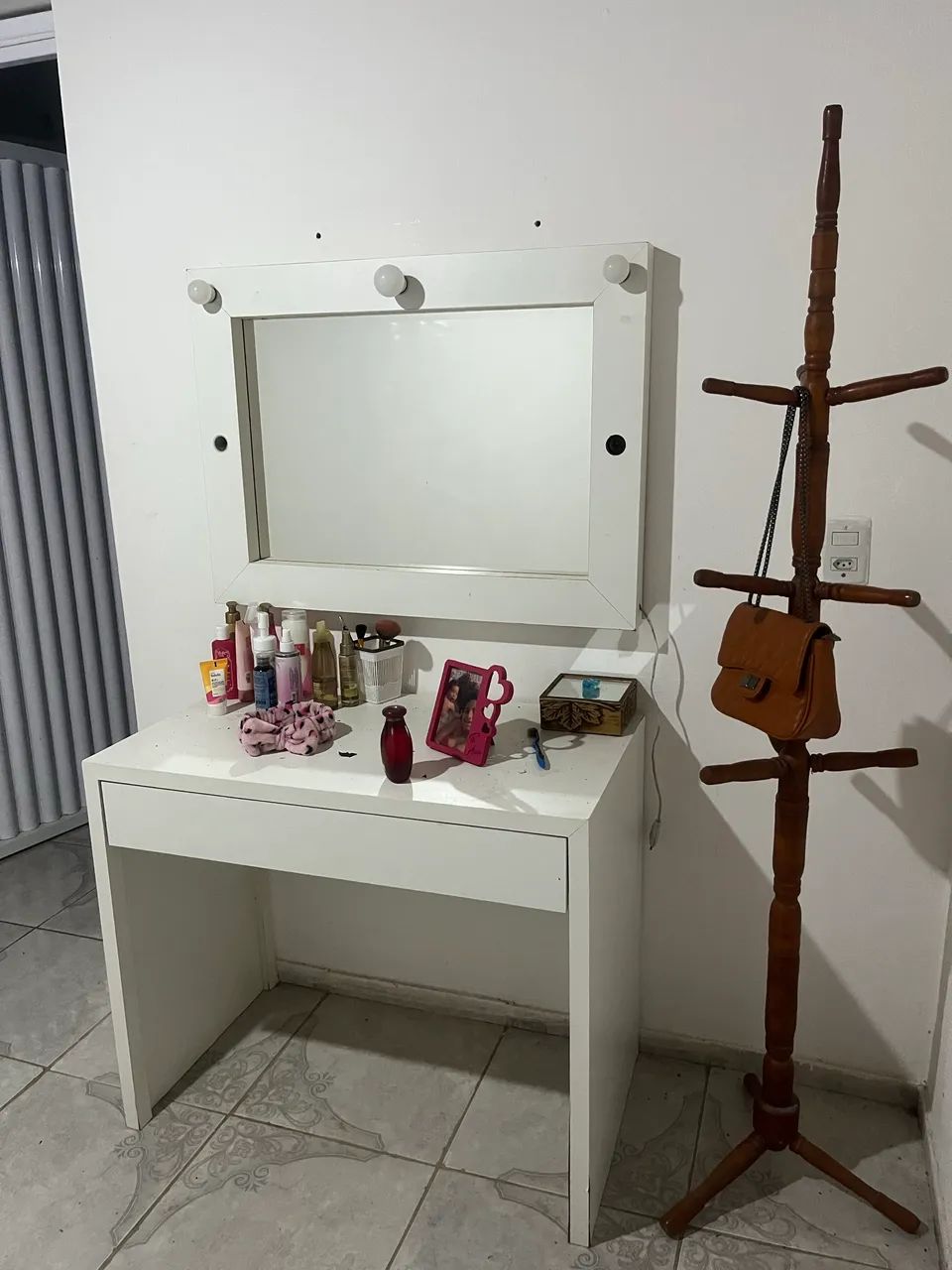 Vendo linda penteadeira , motivo da venda estou de mudança 