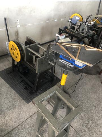 Máquina de fechamento de botão com alimentador