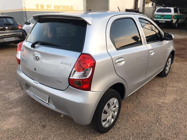 Etios Hatch X 1.3 Completo Super Conservado - Foto 2