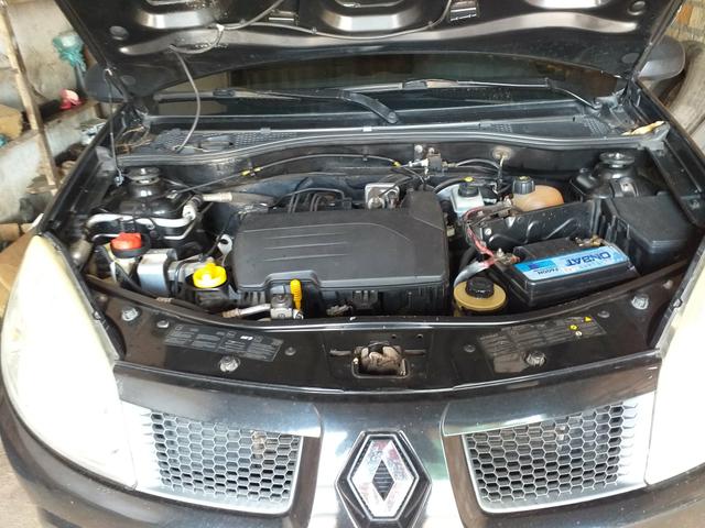 Troco num carro de carroceria Renault Sandero 1.0 - Foto 2