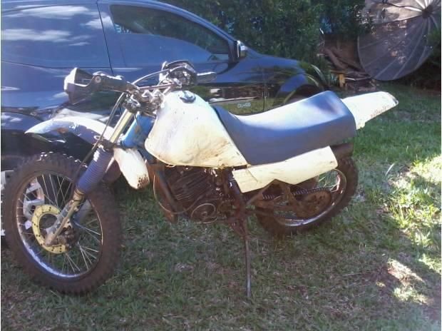 MOTO DE TRILHA DT180