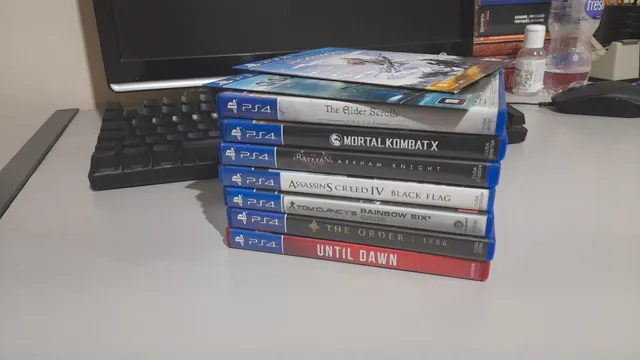 Se tem gente vendendo, é por que estão comprando. Por que Diabos você  compraria um PS4 por 1700, sendo que pode comprar um Series S novo por 1900  em promoções? Sendo que