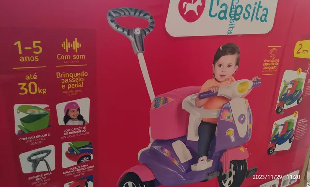 Triciclo Moto Infantil Uno Menina com Capacete de Brinquedo