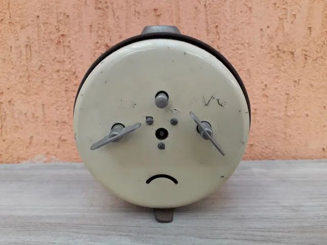 Relógio Despertador Berger Antigo Pé Palito Bege Anos 70 Metal com Visor em Vidro - Foto 2