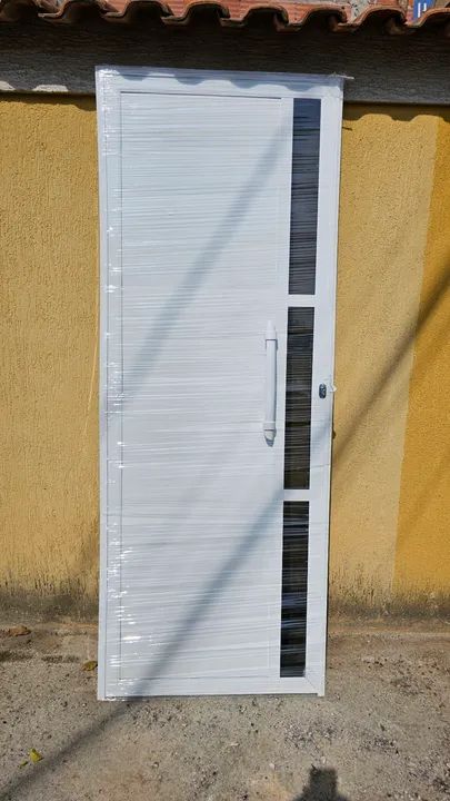Porta de Alumínio branca 210x80 cm com vidros Fumê lacrada puxador 