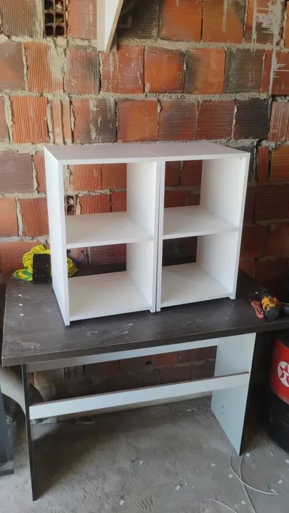 Mesa lateral branca com 2 prateleiras