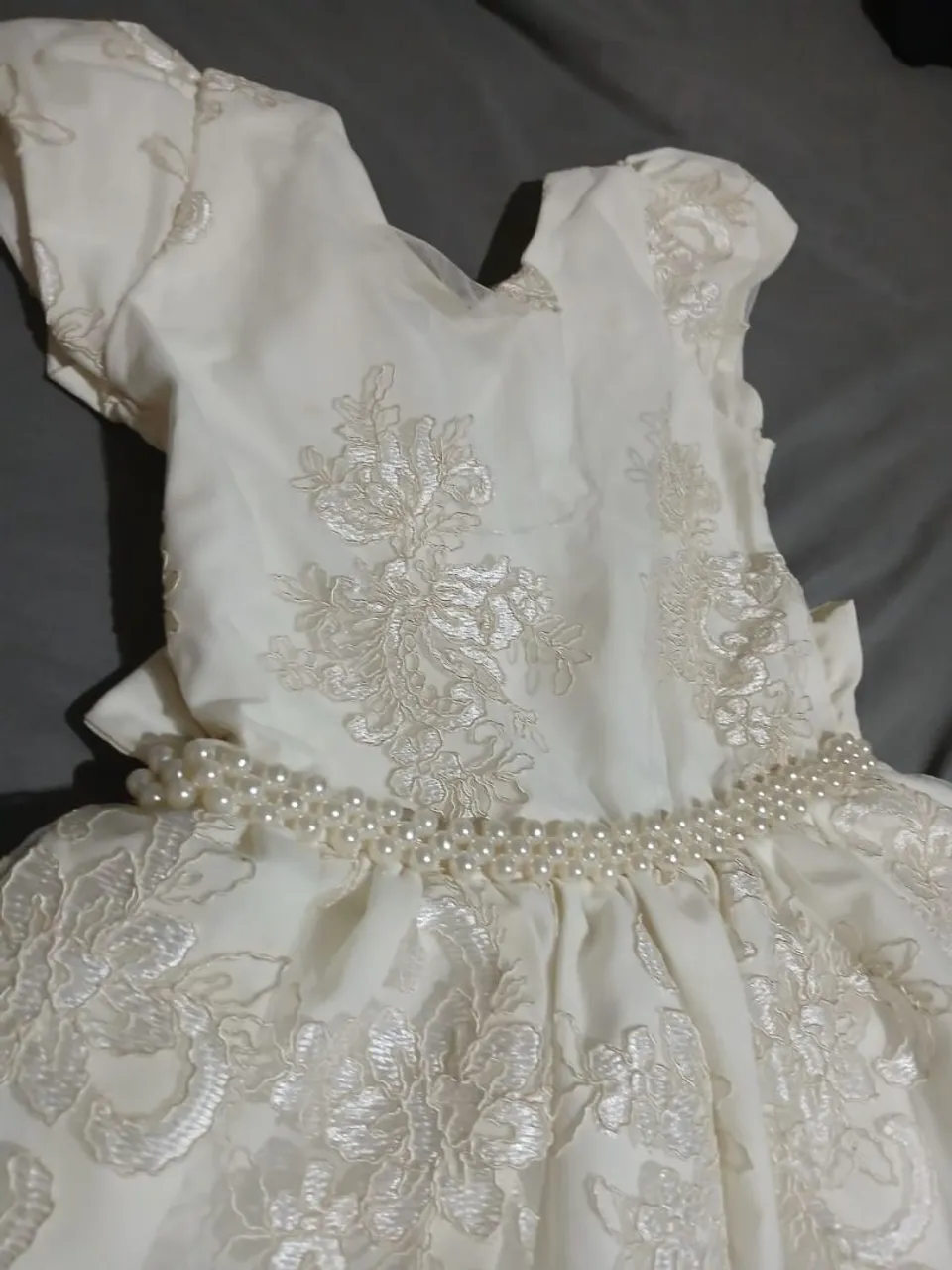 Vestido de festa infantil bege com detalhes em renda
