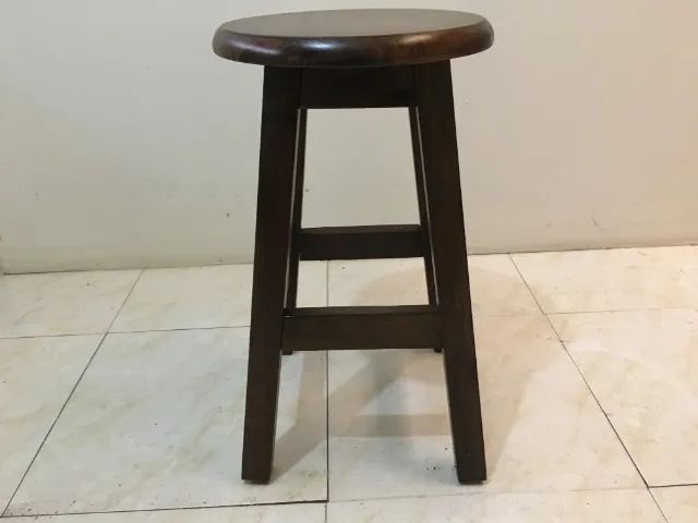 Banqueta em madeira de imbuia