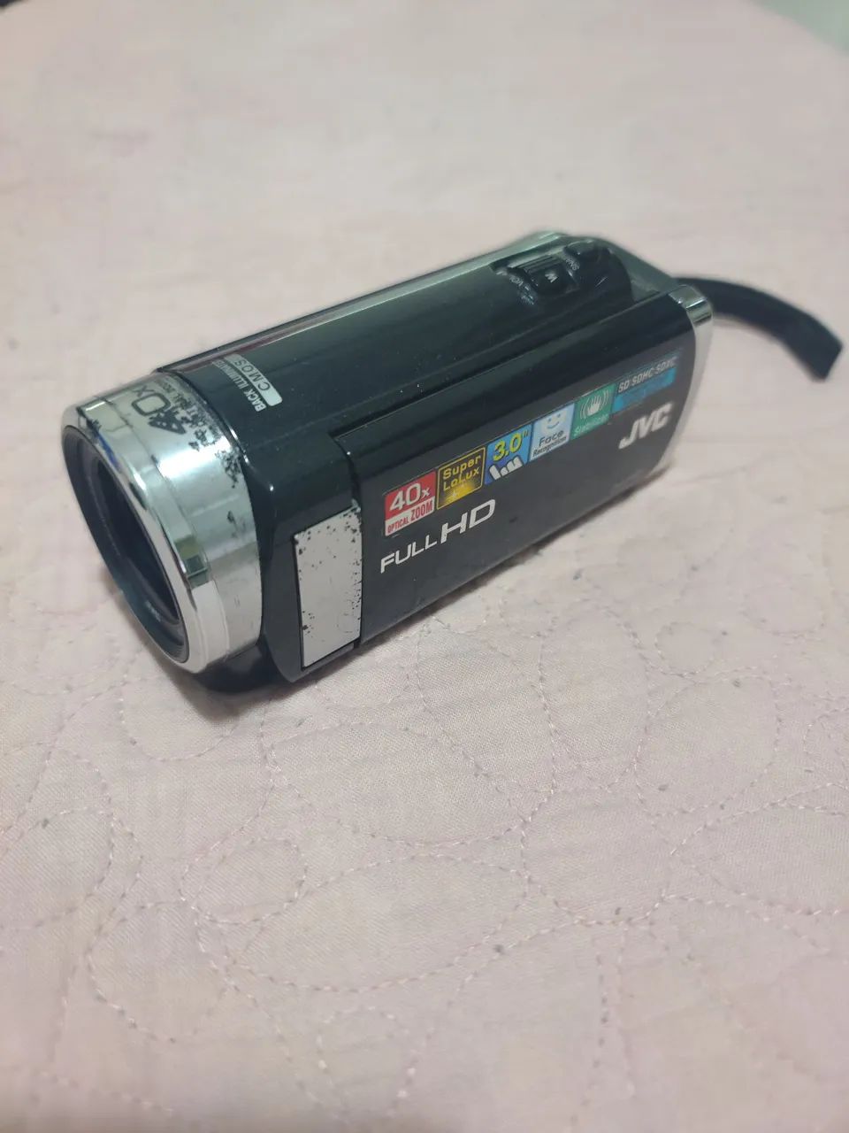 Filmadora JVC Full HD com 40x de zoom óptico