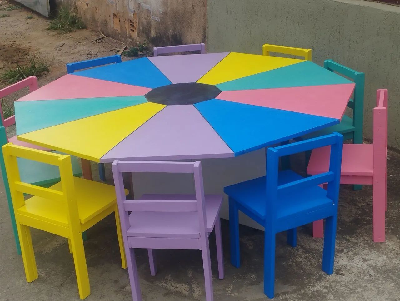 Mesa infantil decagonal com 10 cadeiras infantis  - Foto 2