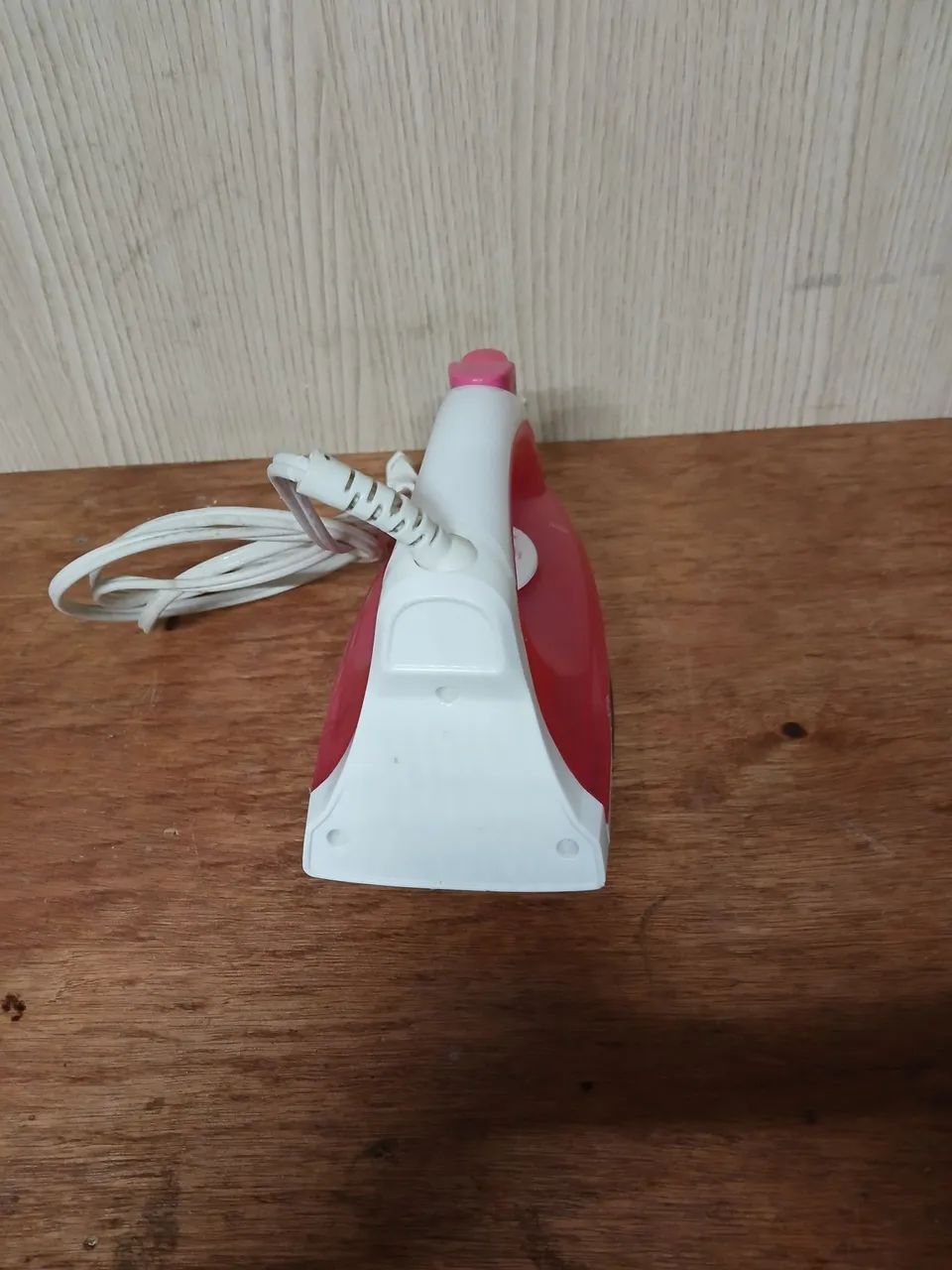Vendo um ferro de passar Roupas semi novo da cor rosa muito lindo  - Foto 2