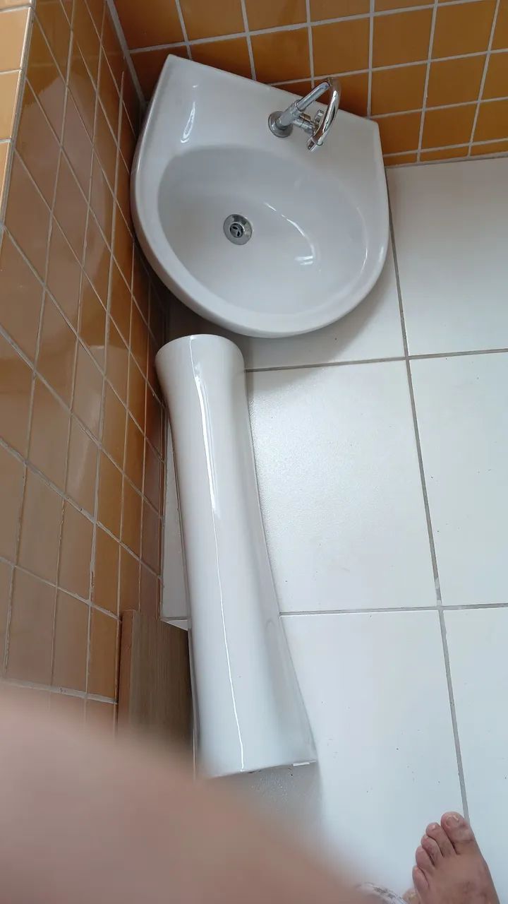 Vendo duas.pias para banheiro, com torre 