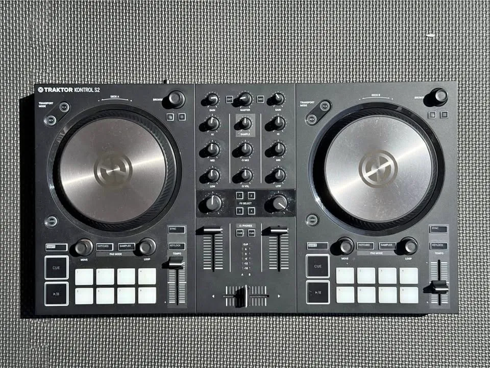 中古 TRAKTOR KONTROL S2 Mk2 Controlador de DJ preto Native Instruments Traktor Kontrol S2 MK2