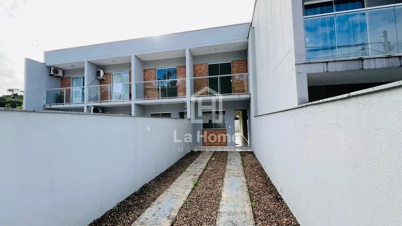 Sobrado com 02 Suítes e 02 vagas para locação no Bairro Velha- Blumenau