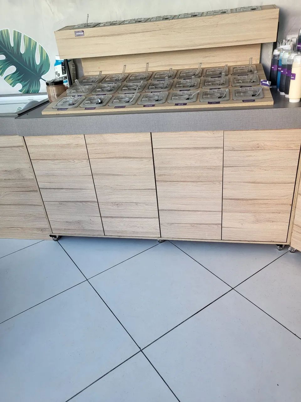 Expositor para complementos e cremes.