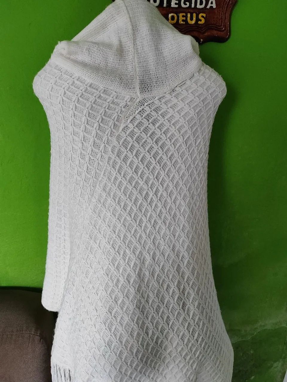 Poncho de Tricô Branco com Capuz