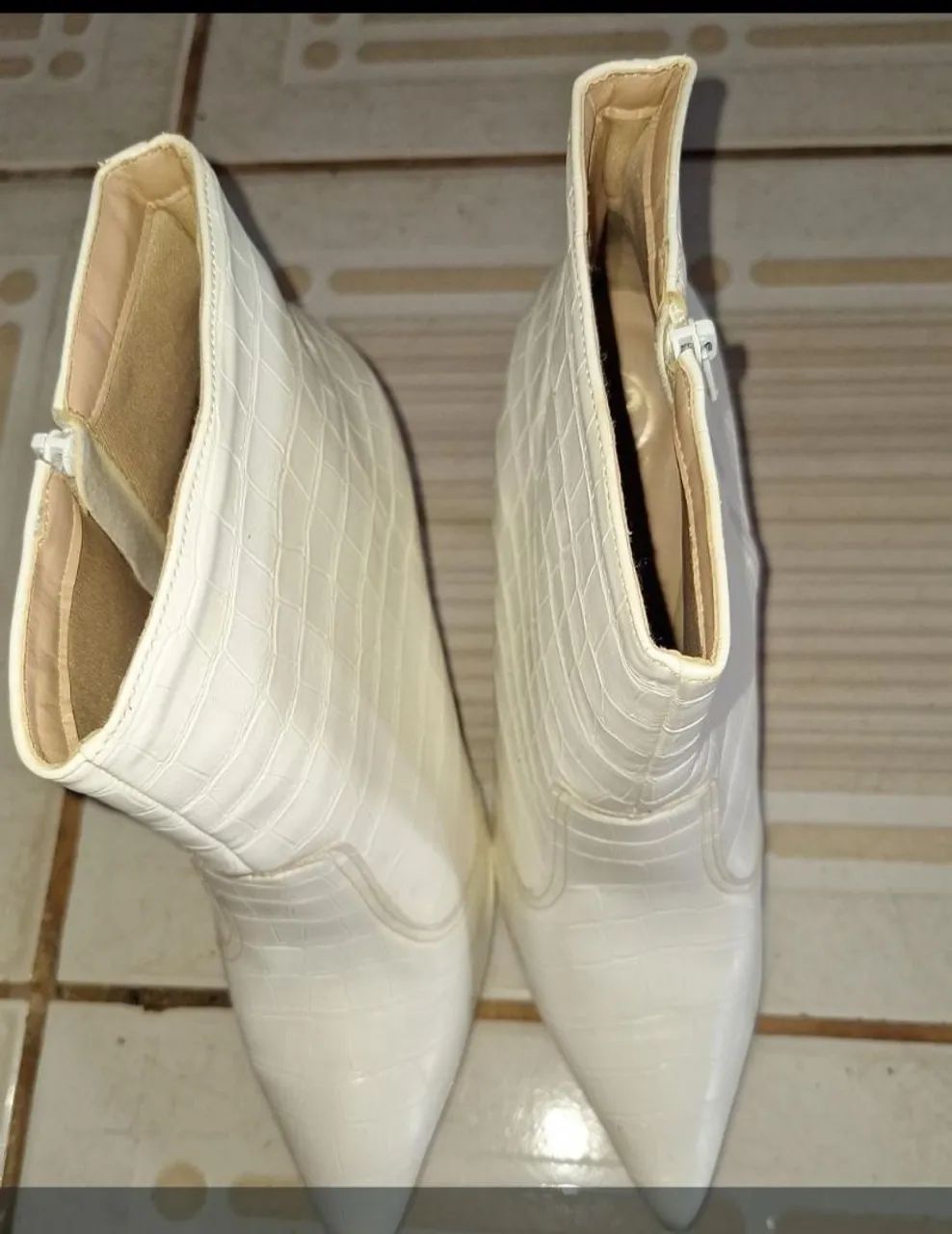 Botas brancas de salto alto