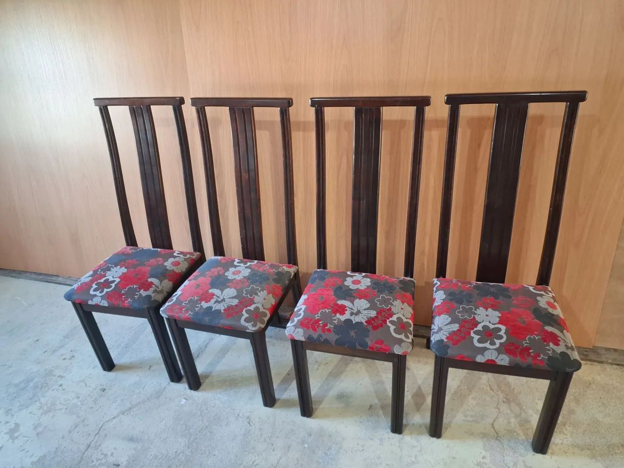 Mesa de Jantar Redonda em madeira com 4 cadeiras - Foto 5
