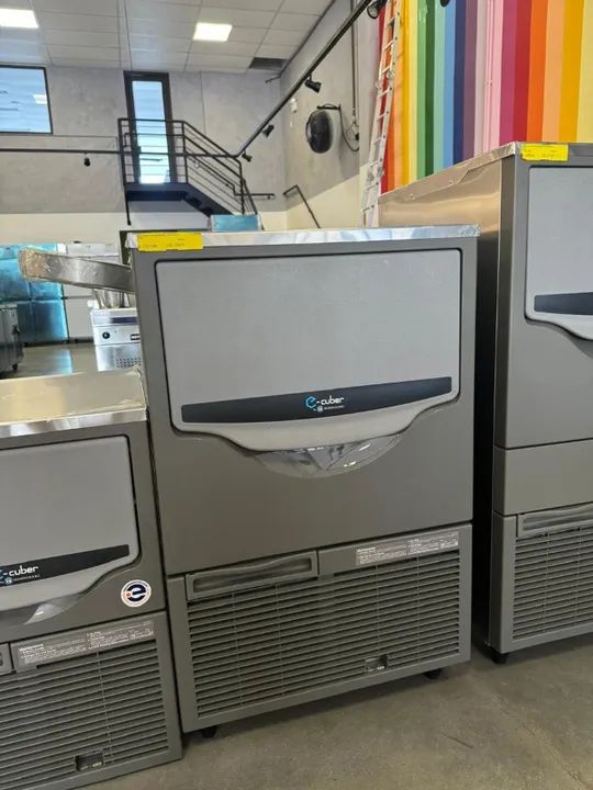 Máquina de gelo em cubos 60kg por dia e deposito 30kg nova  