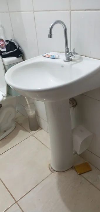 Pia para banheiro com torneira