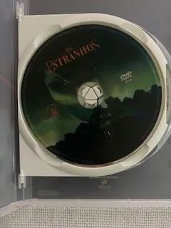 DVD Duplo: Os Estranhos (Direção: John Power-2020) Com luva - Foto 5