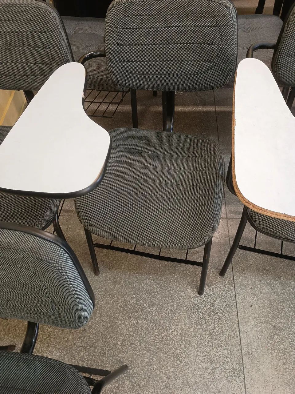 Cadeiras Universitárias com Prancheta - Foto 3