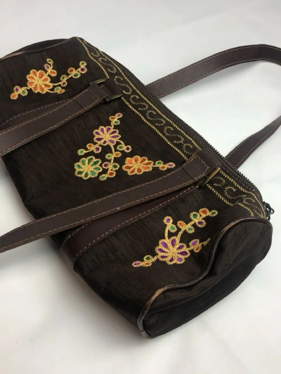 Bolsa marrom modelo baguete bordada - Foto 4