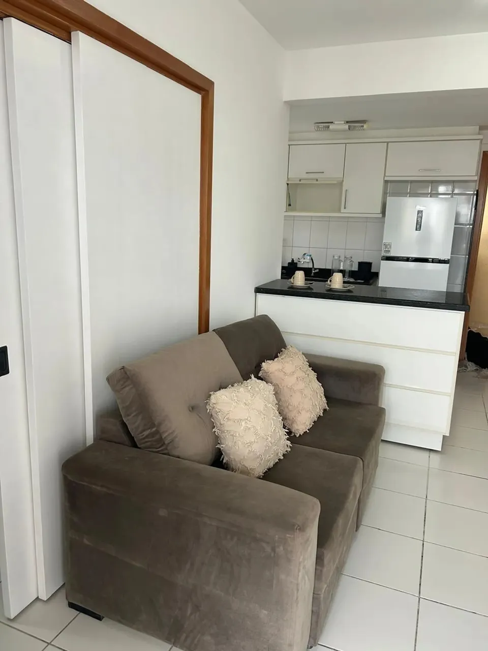 Excelente quarto e sala totalmente mobiliado e equipado no melhor do Caminho das Árvores.