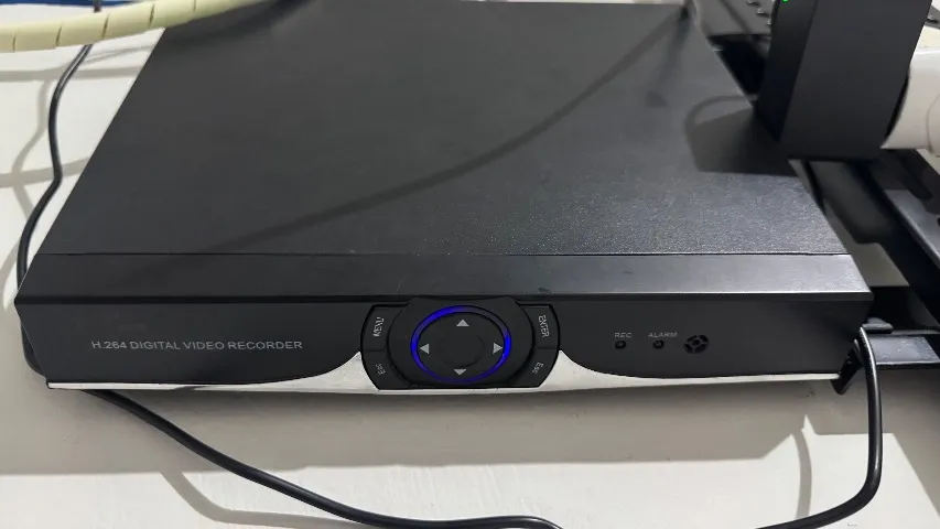 4 Câmeras coloridas a noite + DVR com memória de 1 TB