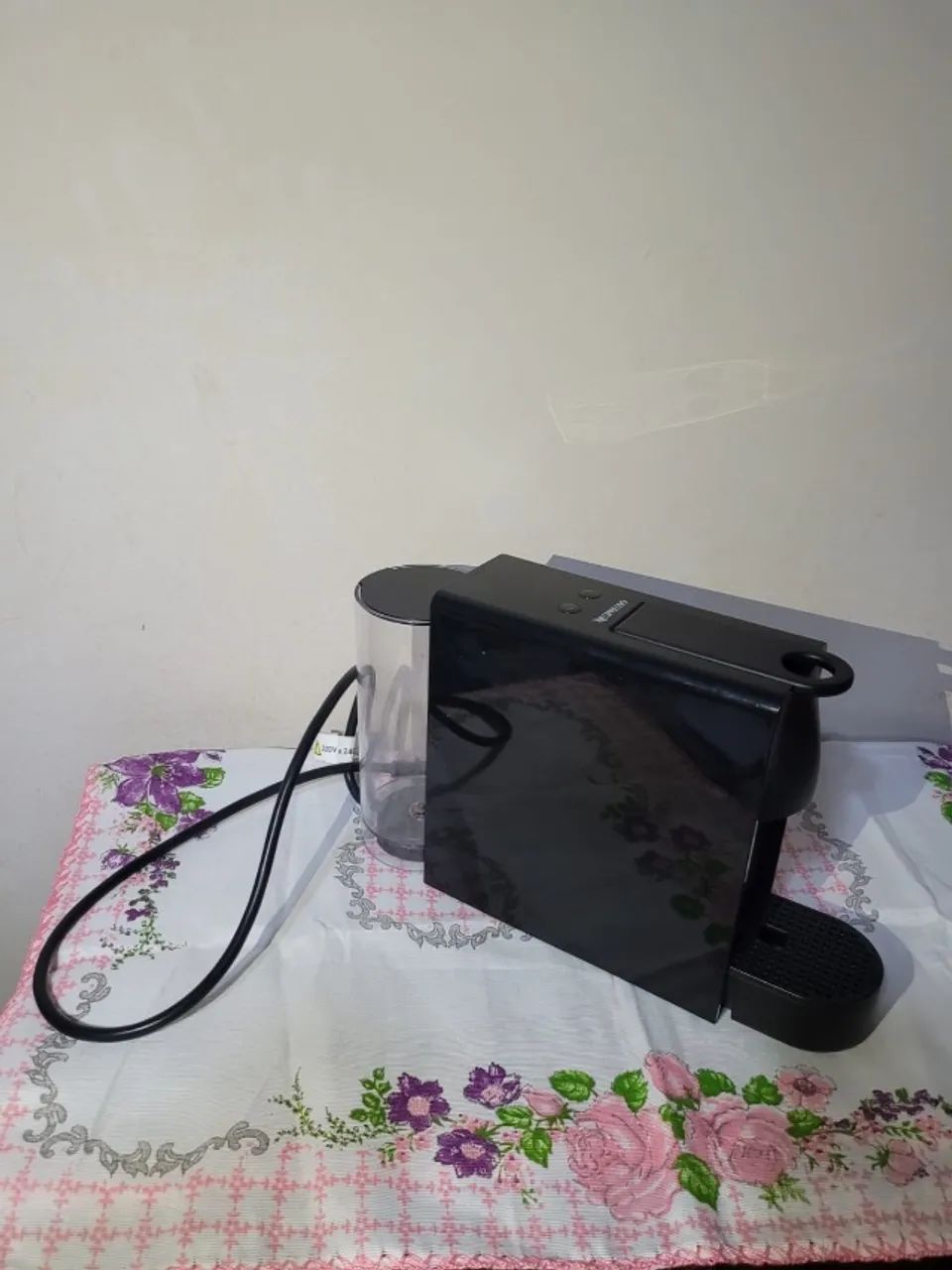 Cafeteira Essenza mini Preta 220v + Porta-Cápsulas Cube Nespresso