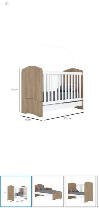 Berço de madeira com estrutura branca