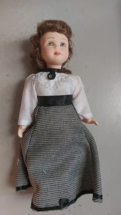 boneca de porcelana de época